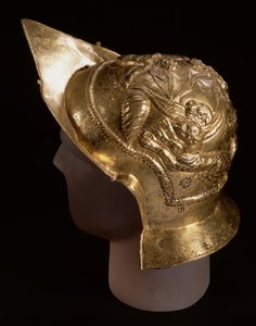 Casco de desfile, que representa a cupidos en una carrera de carros, del sitio romano en Newstead, Melrose, finales del siglo I AD de Roman