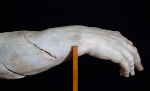 Mano derecha de Polifemo, fragmento del Grupo de Polifemo, o Ulises cegando a Polifemo, escultura de mármol de Agesandro, Atenodoro y Polidoro, copia del original del período helenístico, civilización romana de Roman