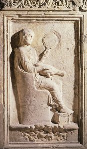 Relieve que representa a una dama romana con un espejo de Roman