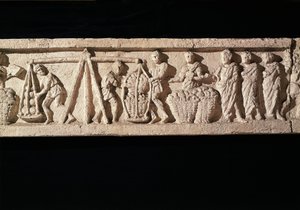 Relieve que representa el apilamiento de panes en cestas y su pesaje, de la tumba de Euryaces el Panadero, Porta Maggiore, Roma, ca. 50-20 a.C. de Roman