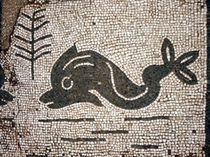 Representación de un delfín después de un mosaico en la plaza de las Corporaciones de Ostia antica