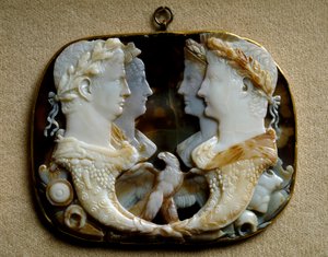 Arte romano: camafeo de ónix (Gemma Claudia) con representaciones de parejas imperiales Claudio y su esposa Agripina la Joven, y Cayo Julio César llamado Germánico