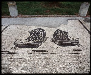 Arte romano: "Barcos" Mosaico de la Corporación de los hombres del mar, Plaza de las Corporaciones