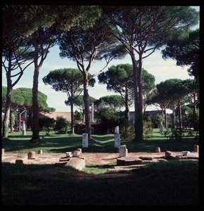 Arte romano: vista de las ruinas del macellum (Plaza del Mercado) sitio arqueológico de Ostia de Roman