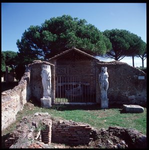 Arte romano: vista de las ruinas del santuario de la divinidad Attis (o Atys), región IV de Roman
