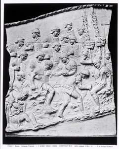 Soldados romanos tratando a los heridos, un molde tomado de la Columna de Trajano, 113 d.C.