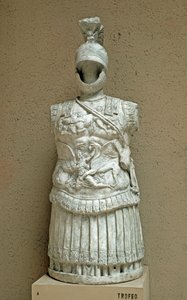 Arte romano: Trofeo de armas en forma de armadura de desfile de soldado romano del siglo I a.C. Roma, museo de la civilización romana