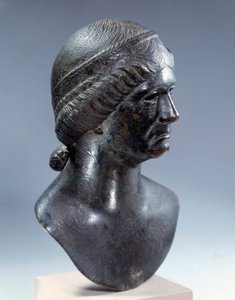 Arte romano: cabeza de mujer en bronce. Principios del siglo I d.C. París, Museo del Louvre de Roman