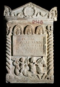 Arte romano: urna cineraria en mármol de París por Flavia Sabina, ofrecida por su hija y yerno. Siglo II d.C. de Roma. Museo del Louvre