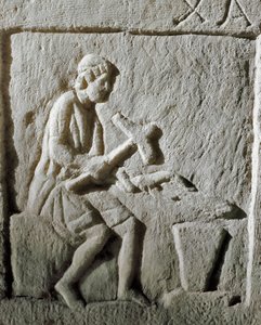 Arte romano: detalle de una estela que representa a un herrero golpeando metal en un yunque. De Constantinopla. Siglo I a.C. Estambul, Museo Arqueológico de Roman