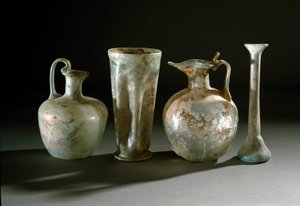 Arte romano: jarras y vasos de vidrio de Pompeya. Siglo I. Museo Arqueológico Nacional, Nápoles