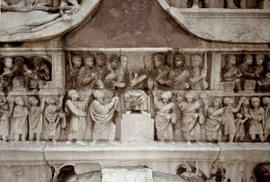 Arte romano: bajo relieve de mármol que representa la distribución de subsidios al pueblo en el foro de César. 312-315 d.C. Arco de Constantino, Roma - Arte Romano. El emperador distribuyendo dinero entre el pueblo (largitio). Relieve, 312-315 d.C. Arco de de Roman