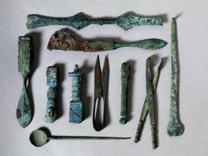 Arte romano: conjunto de instrumentos quirúrgicos de la Casa del Cirujano en Pompeya. Siglo I a.C. Nápoles, Museo Arqueológico Nacional