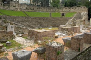 Arte romano: vista del teatro romano (siglo I a.C.), Trieste, Italia de Roman