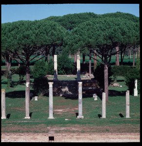 Arte romano: vista de las ruinas del Templo de Ceres, sitio arqueológico de Ostia de Roman