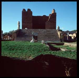 Arte romano: vista de las ruinas del capitolio, sitio arqueológico de Ostia de Roman