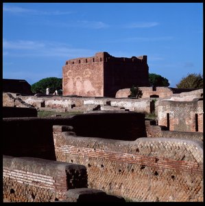 Arte romano: vista de las ruinas del capitolio, sitio arqueológico de Ostia de Roman