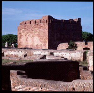 Arte romano: vista de las ruinas del capitolio, sitio arqueológico de Ostia de Roman