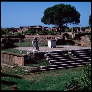 Arte romano: vista de las ruinas del templo de Hércules y estatua de Gaius Cartilius Popplicola, ciudadano de Ostia de Roman
