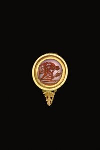 Anillo romano de piedra en montura moderna