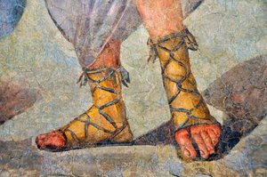 Zapatos romanos con cordones. (detalle)