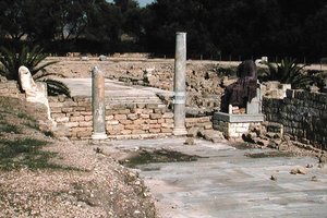 Ruinas de una calle con dos estatuas de Roman