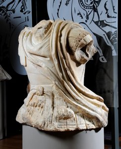 Torso esculpido de un jinete, se cree que es una copia de una estatua original de bronce de Alejandro Magno, c.75-25 A.C. de Roman