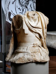 Torso esculpido de un jinete, se cree que es una copia de una estatua original de bronce de Alejandro Magno, c.75-25 a.C. de Roman