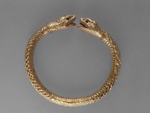 Brazalete de Serpiente, AD 1-100 (oro con ojos de vidrio verde) de Roman