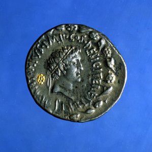 Moneda de plata y oro con la efigie de Antonio o Marco Antonio (83 a.C. - 30 a.C.), político romano que reinó con Cleopatra. de Roman