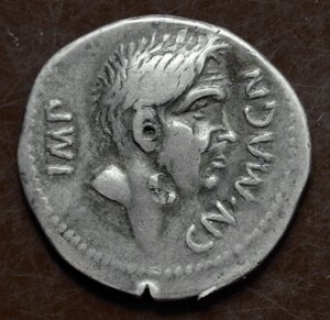 Moneda de plata con la efigie de Pompeyo el Grande de Roman