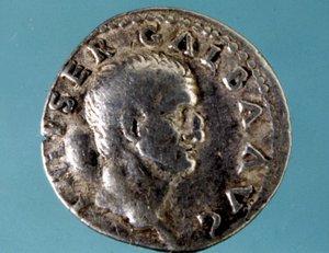 Moneda de plata con la efigie del emperador romano Galba (5 a.C. - 69 d.C.). Colección del medagliere de Milán.