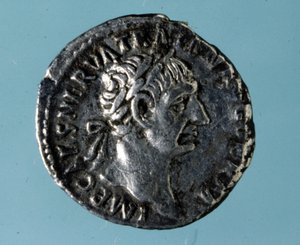 Moneda de plata con la efigie del emperador romano Nerva (26 - 98)