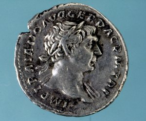 Moneda de plata con la efigie del emperador romano Trajano (53 - 117). Colección del medagliere de Milán