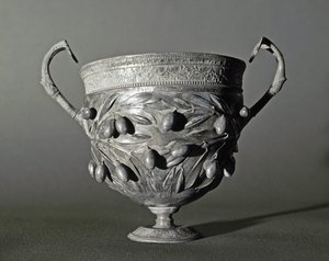 Kantharos de plata con rama de olivo de Roman