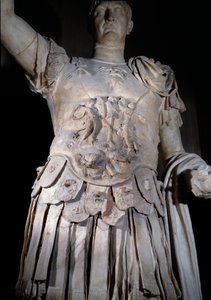 Estatua del emperador romano Trajano (Marcus Ulpius Traianus o Traiano) (53-117 d.C.) de pie, acorazado. Detalle de la armadura que representa al emperador Domiciano (Domiziano o Domitianus) (51-96). Alrededor de 108 d.C. París, Museo del Louvre de Roman