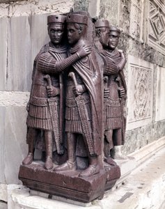 Tetrarcas. Esculturas en pórfido rojo del siglo IV. Venecia, Plaza de San Marcos. de Roman