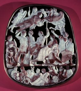 El gran camafeo de la Santa Capilla o Camafeo de la Apoteosis de Augusto: se representan 24 figuras, incluyendo al emperador romano Augusto (en el centro), César Germánico, Tiberio, Nerón, Calígula y Livia Drusila Augusta (58 a.C.). En la parte superior