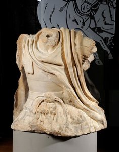 Torso de Lucio Licinio Murena inspirado en el Alejandro a caballo del grupo de bronce de Lisipo dedicado a Dion, 67 d.C. (mármol) de Roman
