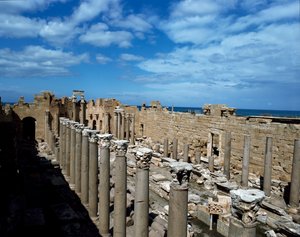 Vista de la Basílica, construida como un tribunal de justicia, siglo III de Roman