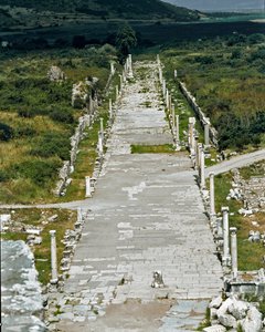 Vista del Camino del Puerto (o Camino Arcadio) que conecta el puerto con el teatro, siglo II de Roman