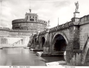 Vista del castillo y el puente, construido 135-39 d.C., visto desde las orillas del Tíber