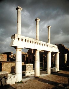 Vista del pórtico del Foro de Roman