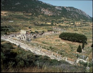 Vista de la calle de Curetes hacia la biblioteca de Celsus de Roman