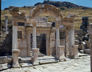 Vista del templo de Adriano en la calle de Curetes de Roman