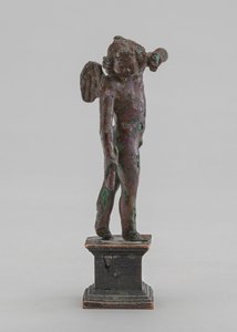 Niño Alado Llevando una Antorcha de Roman