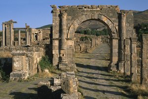 Tarjeta, arco y templo de Venus (a la izquierda), Alto Imperio (27 a.C.-395 d.C.) de Roman Imperial Period