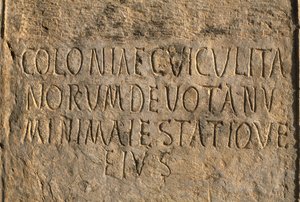 Inscripción latina con el nombre de la colonia Cuicul, Alto Periodo Imperial (27 a.C.-395 d.C.)