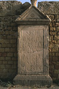 Estela con una inscripción en el Mercado Sertius, Alto Imperio (27 a.C.-395 d.C.)