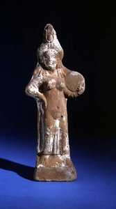 Estatuilla de la diosa Isis sosteniendo un tímpano (terracota pintada) de Roman Period Egyptian